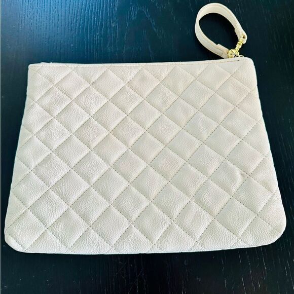 Betsey Johnson white, quilted travel bag with gold hearts. - Picture 5 of 5